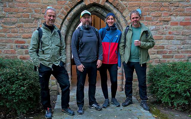 Wanderer vor der Hospitalkapelle Gransee