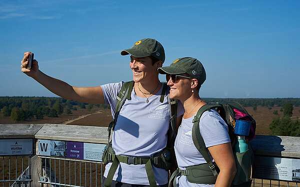 Wanderinnen mit Fontane-Wandermarathon-Shirt, 2023