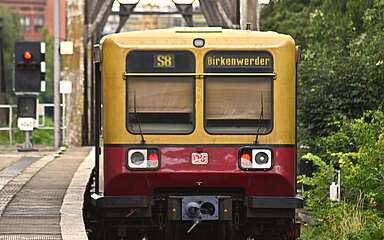 S-Bahn am Bahnhof Storkower Straße
