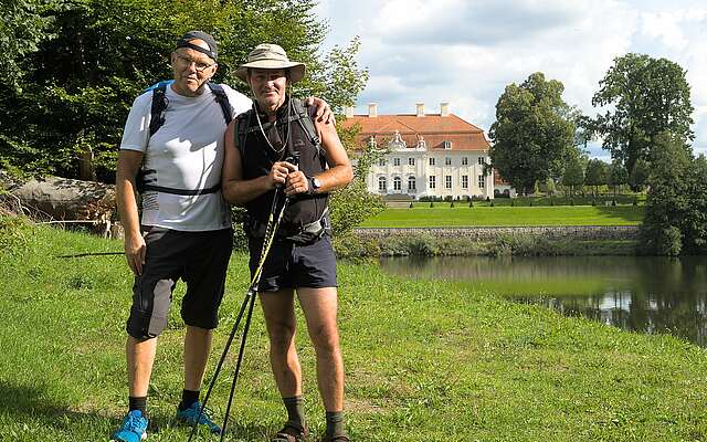 Wanderer vorm Schloss Meseberg