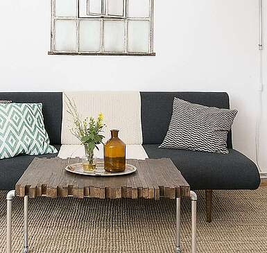 Moderne Wohnzimmermöbel im Mid Century Style und hohe Decken strahlen Natürlichkeit und Komfort aus.