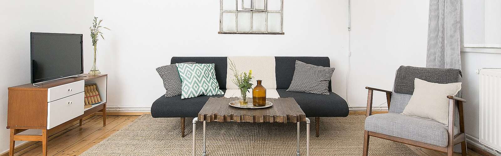 Moderne Wohnzimmermöbel im Mid Century Style und hohe Decken strahlen Natürlichkeit und Komfort aus.