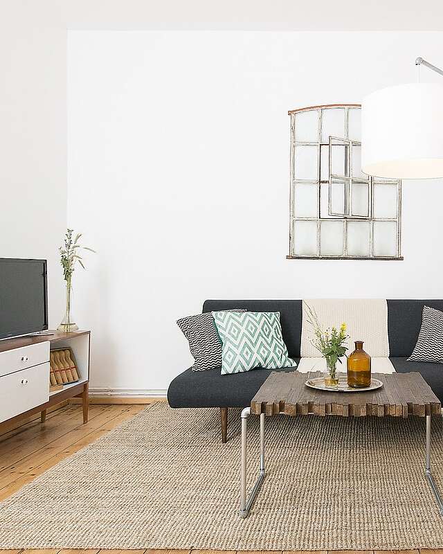 Moderne Wohnzimmermöbel im Mid Century Style und hohe Decken strahlen Natürlichkeit und Komfort aus.