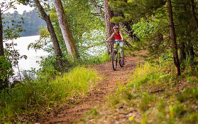 Mädchen auf Fahrrad am Sidowsee